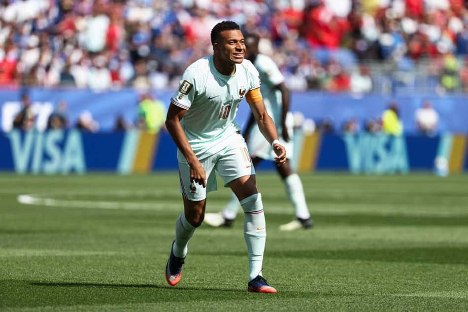 Mbappé correndo em campo