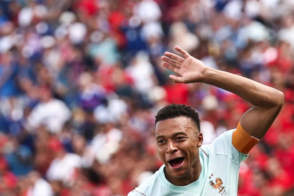 Mbappé comemorando