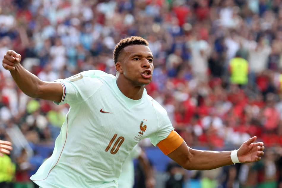 O atacante francês número 10, Kylian Mbappé, comemora o primeiro gol de sua equipe durante a partida das quartas de final da Copa do Mundo de 2026 entre França e Marrocos, no Estádio de Boston, em Foxborough