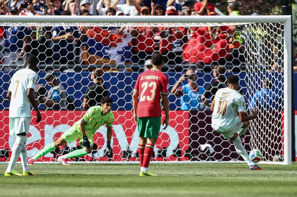 Kylian Mbappé cobra um pênalti para fora durante a partida das quartas de final da Copa do Mundo de 2026 entre França e Marrocos.
