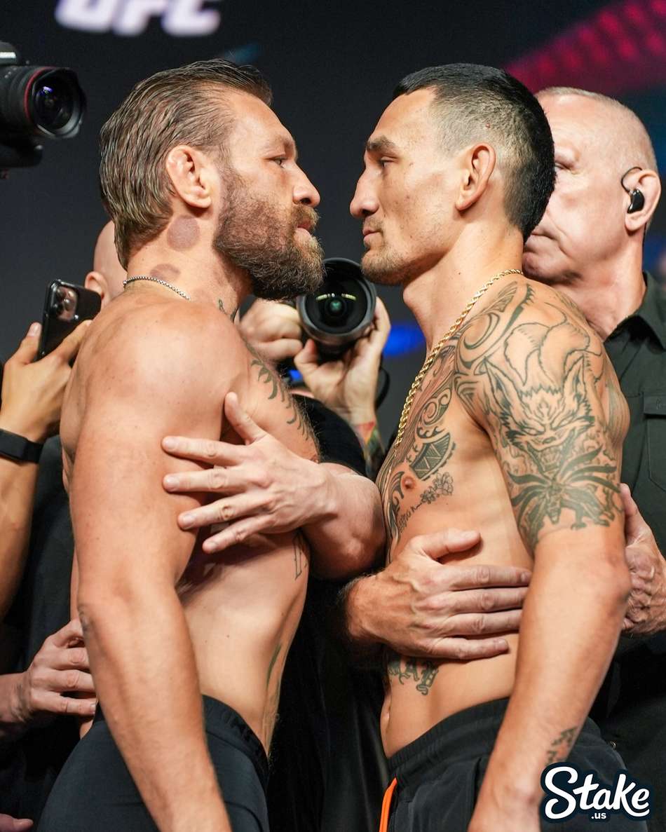 A encarada de Conor McGregor e Max Holloway na pesagem cerimonial do UFC 329