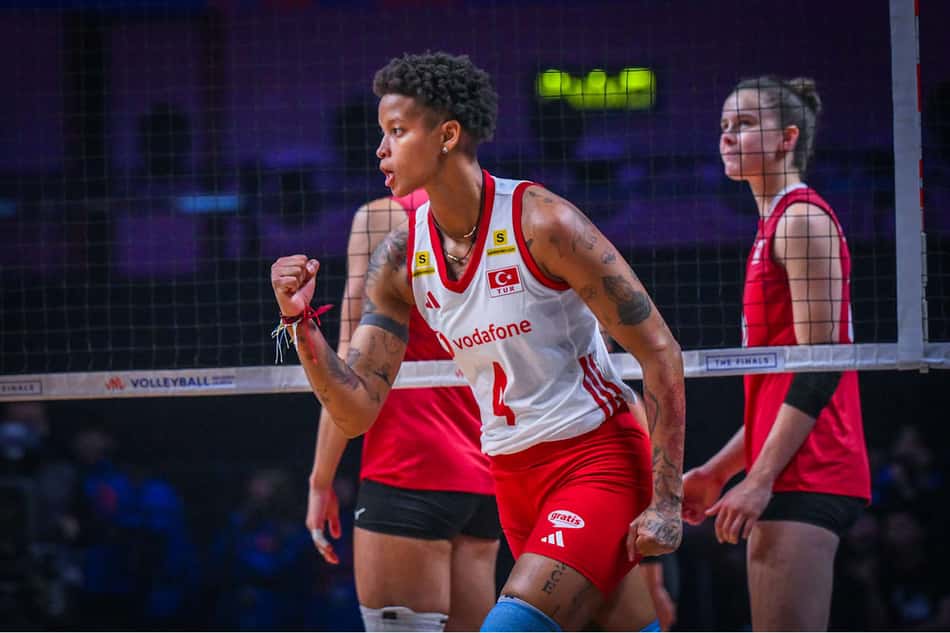 Oposta cubana-turca Melissa Vargas ergue o punho direito e comemora ponto marcado em Turquia x Canadá pelas quartas de final da VNL 2026