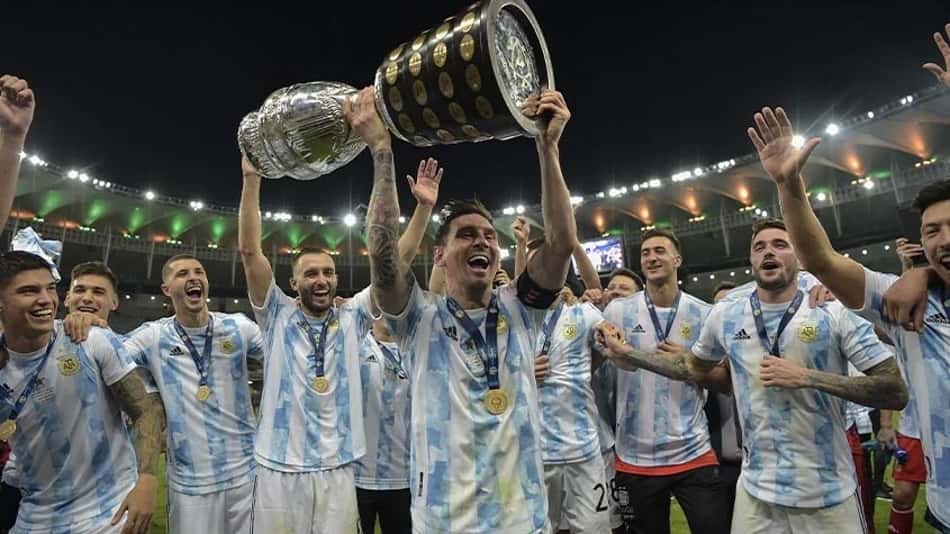 Lionel Messi levanta a taça da Copa América de 2021 sediada no Brasil