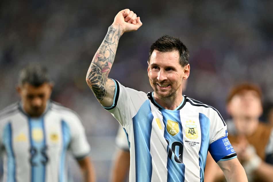 Messi com o obraço erguido comemorando