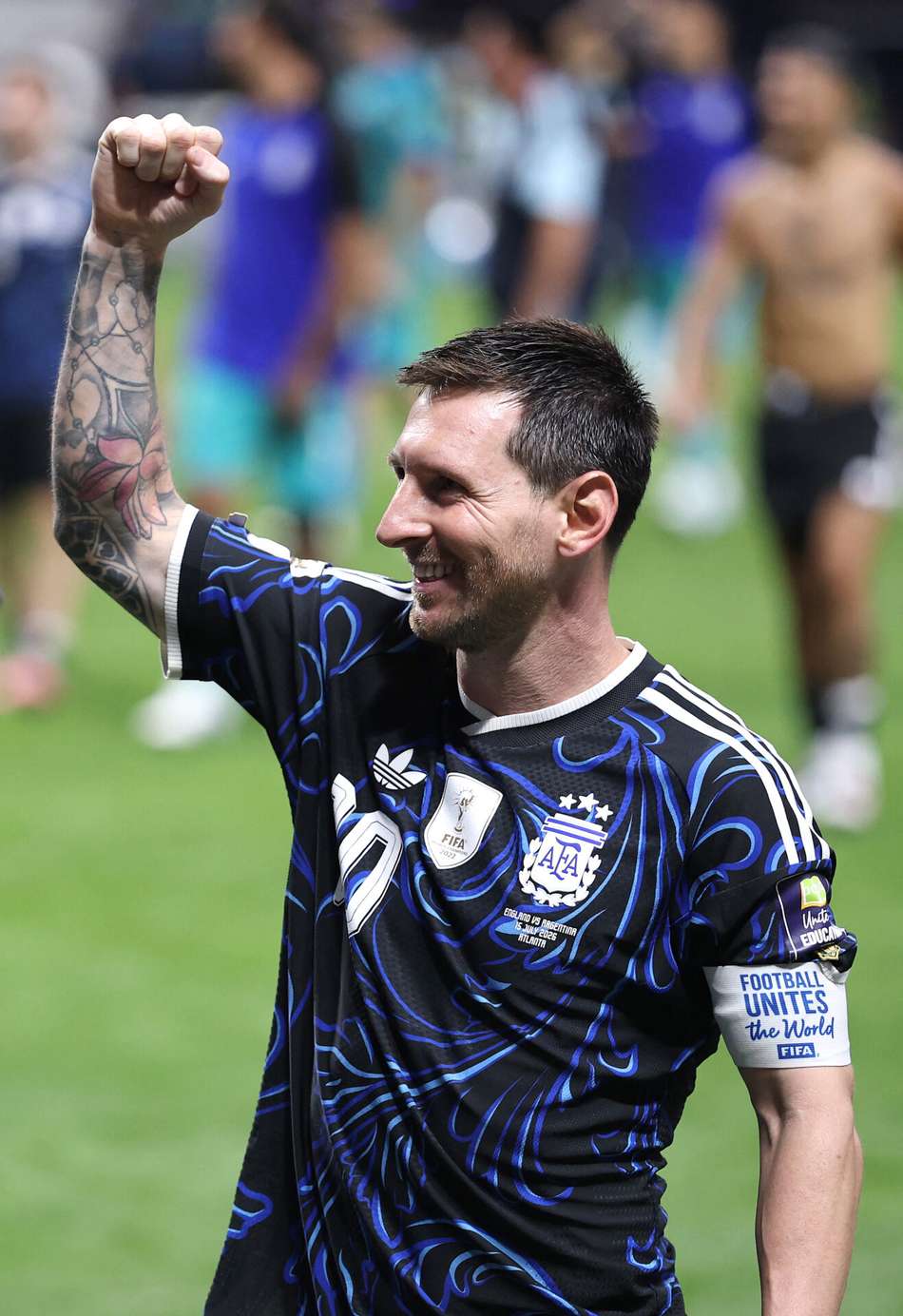 Lionel Messi, da Argentina, comemora após a vitória por 2 a 1 na semifinal da Copa do Mundo da FIFA 2026 entre Inglaterra e Argentina.