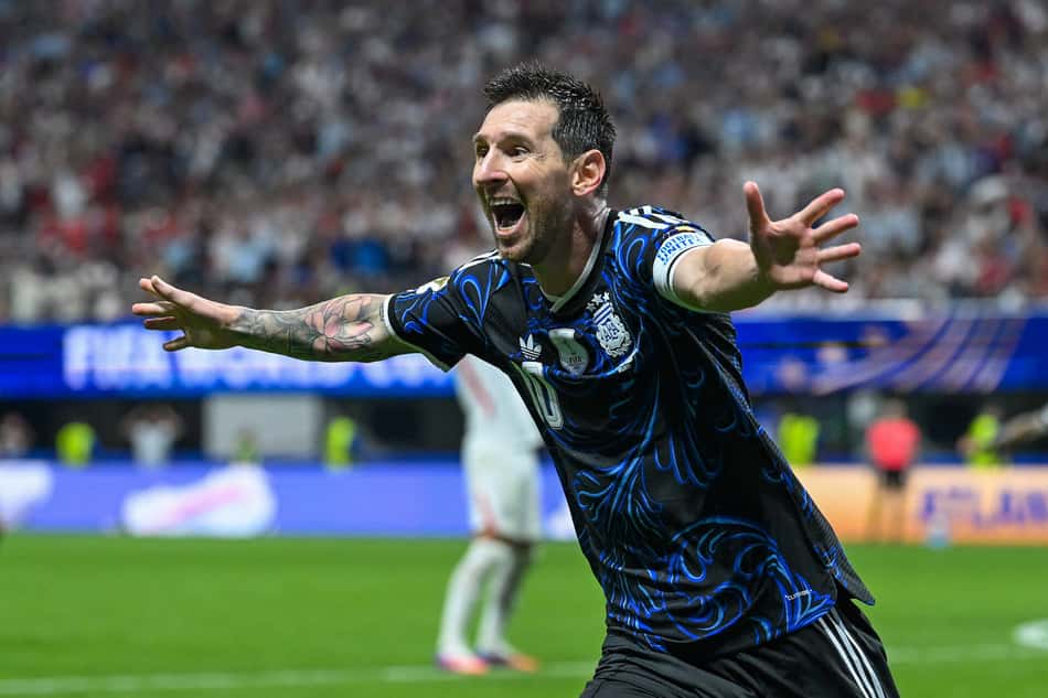 Lionel Messi, da Argentina, comemora o segundo gol da equipe, marcado por Lautaro Martínez, durante a partida da semifinal da Copa do Mundo da FIFA 2026 entre Inglaterra e Argentina.