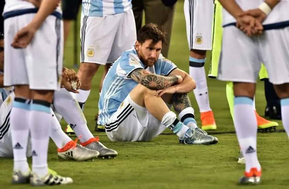 Lionel Messi aguarda para receber a medalha de segundo lugar durante a cerimônia de premiação da Copa América Centenário.