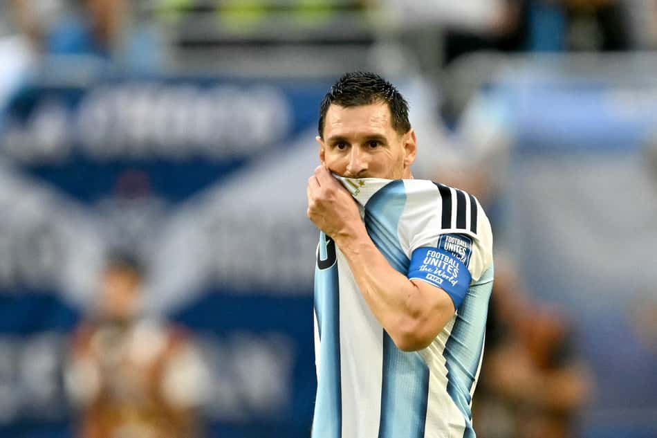 O atacante argentino número 10, Lionel Messi, gesticula durante a partida de futebol das oitavas de final da Copa do Mundo de 2026 entre Argentina e Cabo Verde, no Estádio de Miami