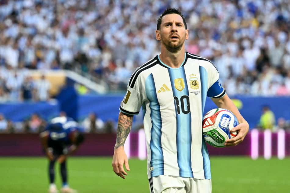 O atacante argentino número 10, Lionel Messi, gesticula durante a partida de futebol das oitavas de final da Copa do Mundo de 2026 entre Argentina e Cabo Verde, no Estádio de Miami