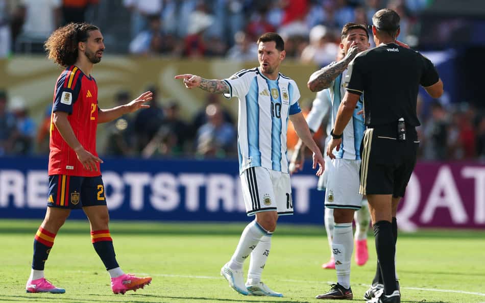 Messi aponta para Cucurella