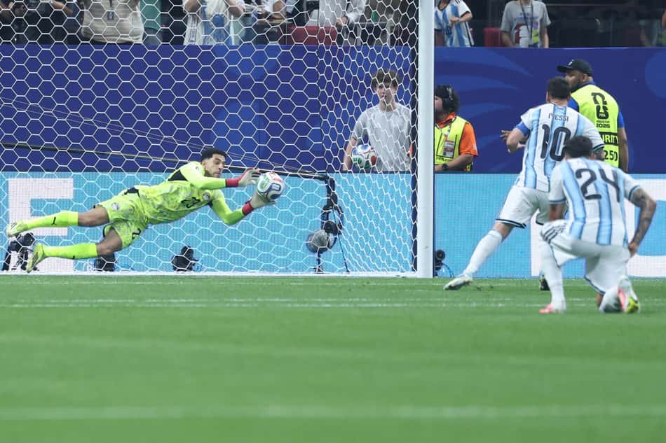 Mostafa Shobeir defende um pênalti cobrado pelo atacante argentino Lionel Messi durante a partida das oitavas de final da Copa do Mundo de 2026 entre Argentina e Egito.
