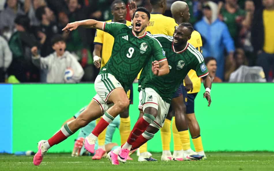 O México venceu o Equador por 2 a 0 e avançou às oitavas de final da Copa do Mundo