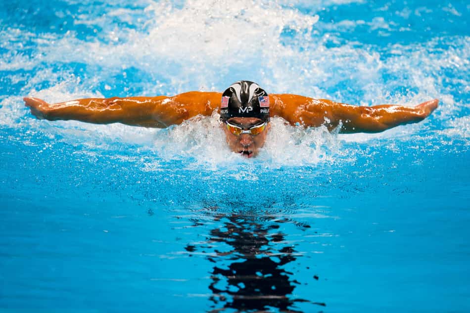 Michael Phelps na prova do revezamento 4x100m medley durante os Jogos Rio 2016