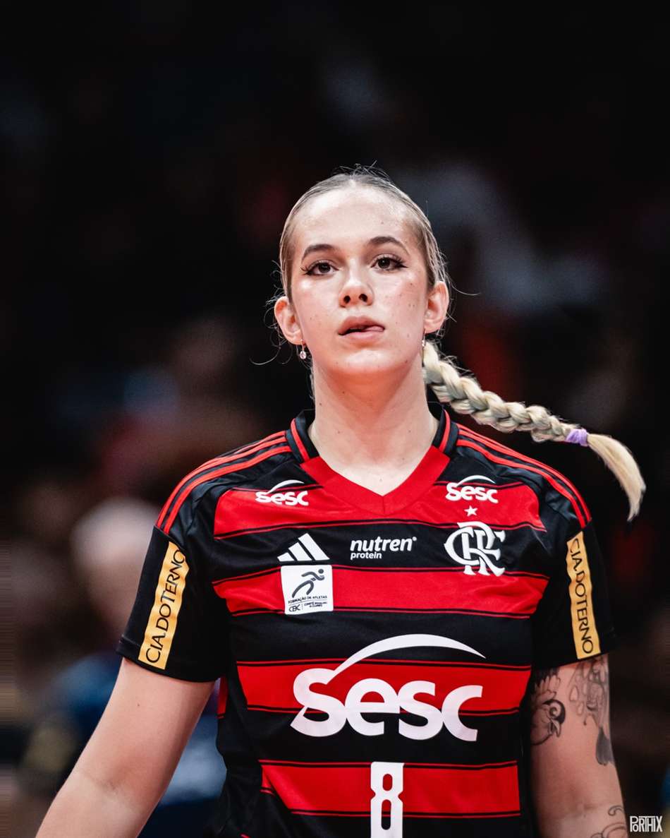 Mikaela, camisa 8 do Sesc RJ Flamengo, com o olhar fixado em aquecimento pré-jogo