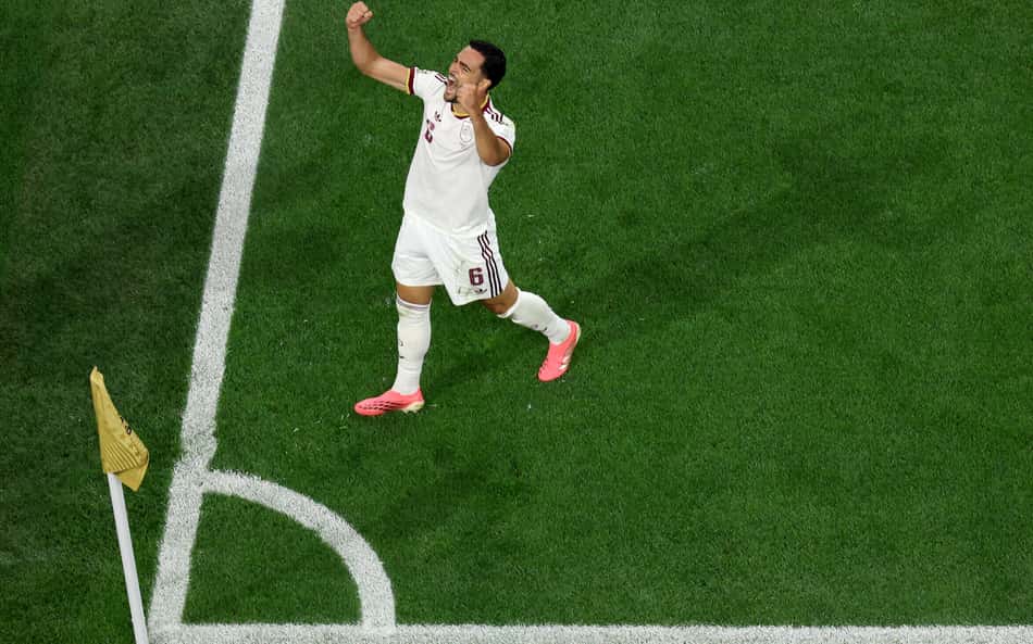 Mikel Merino, da Espanha, comemora o primeiro gol de sua equipe durante a partida entre Portugal e Espanha pela Copa do Mundo da FIFA 2026.