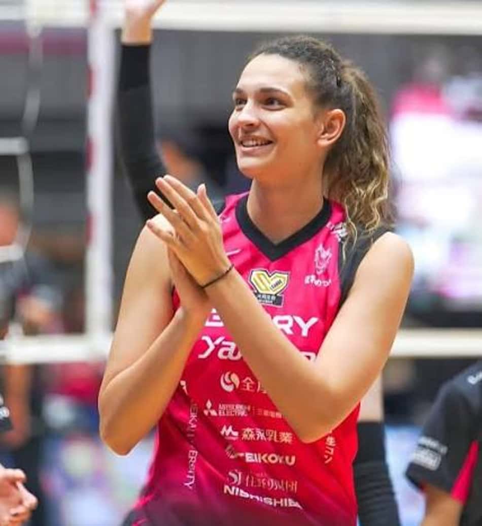 Minja Osmajic, reforço do Sesc RJ Flamengo, bate palma em jogo de vôlei