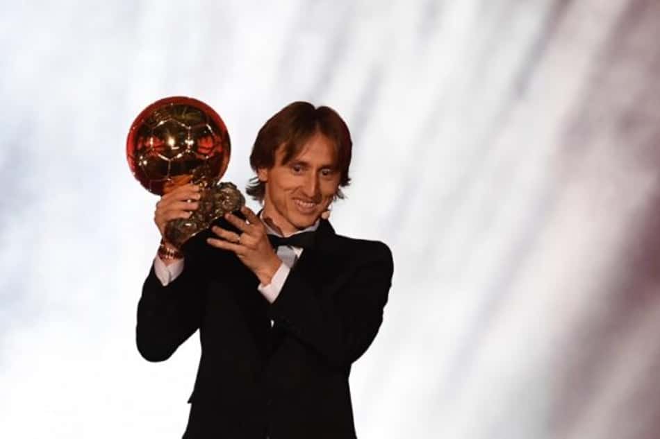 Modric ergue o troféu da Bola de Ouro após ser eleito melhor do mundo