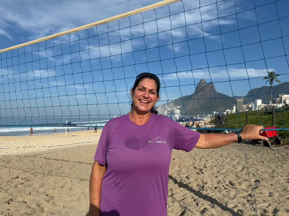 Medalhista olímpica, Mônica é professora de vôlei de praia