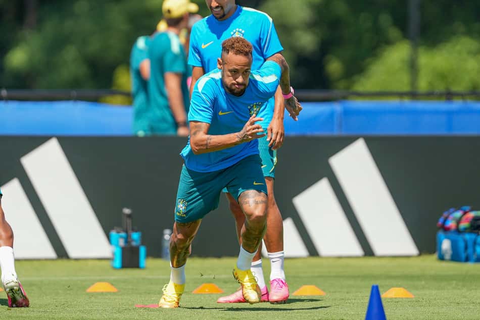 Neymar corre durante treino do Brasil em preparação para o duelo com a Noruega