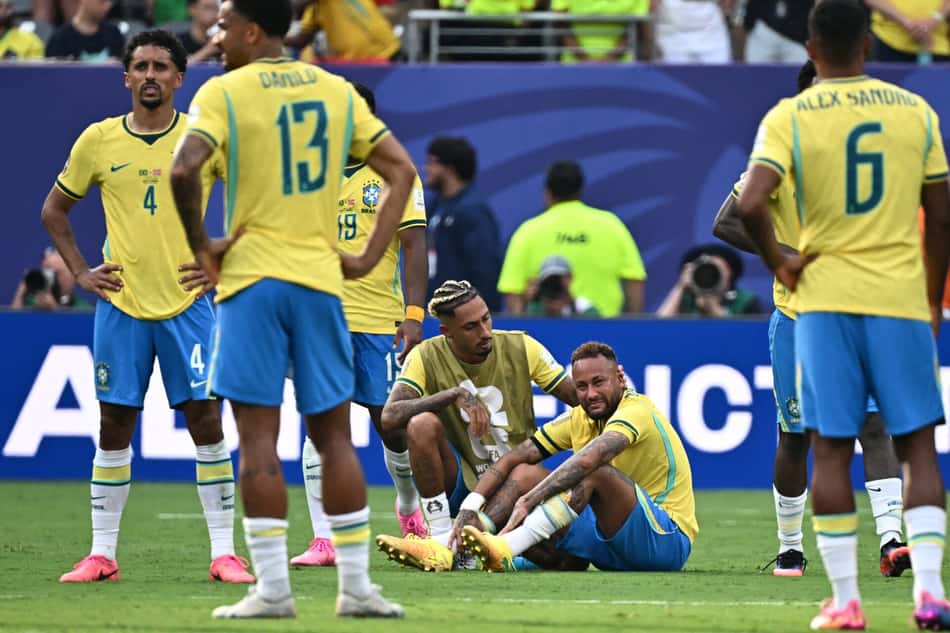 Neymar chorando sentado em campo
