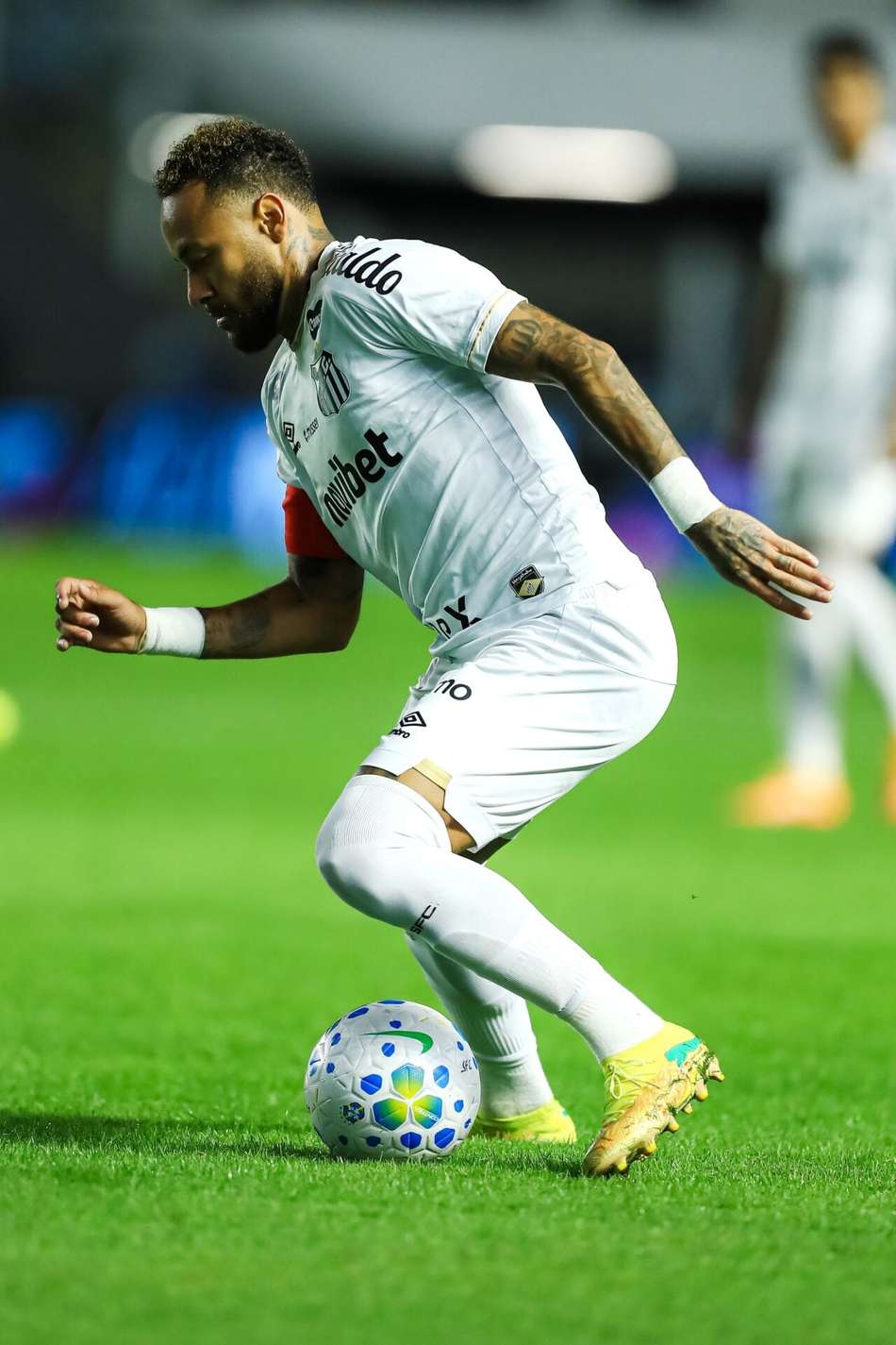 Neymar em ação no jogo do Santos contra a Chapecoense