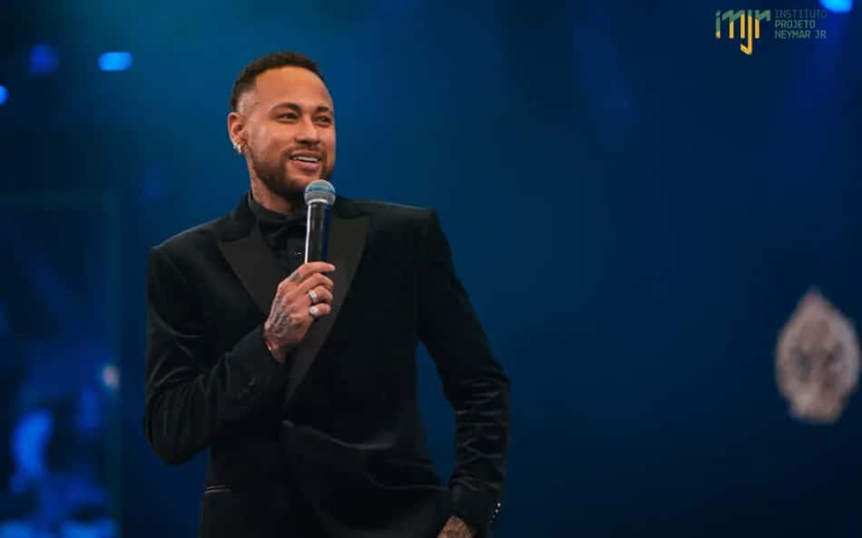 Neymar durante leilão do Institutto que carrega o seu nome, em 2025. (Foto: Divulgação/ Internet)