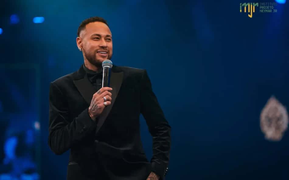 Neymar durante leilão do Institutto que carrega o seu nome, em 2025. (Foto: Divulgação/ Internet)