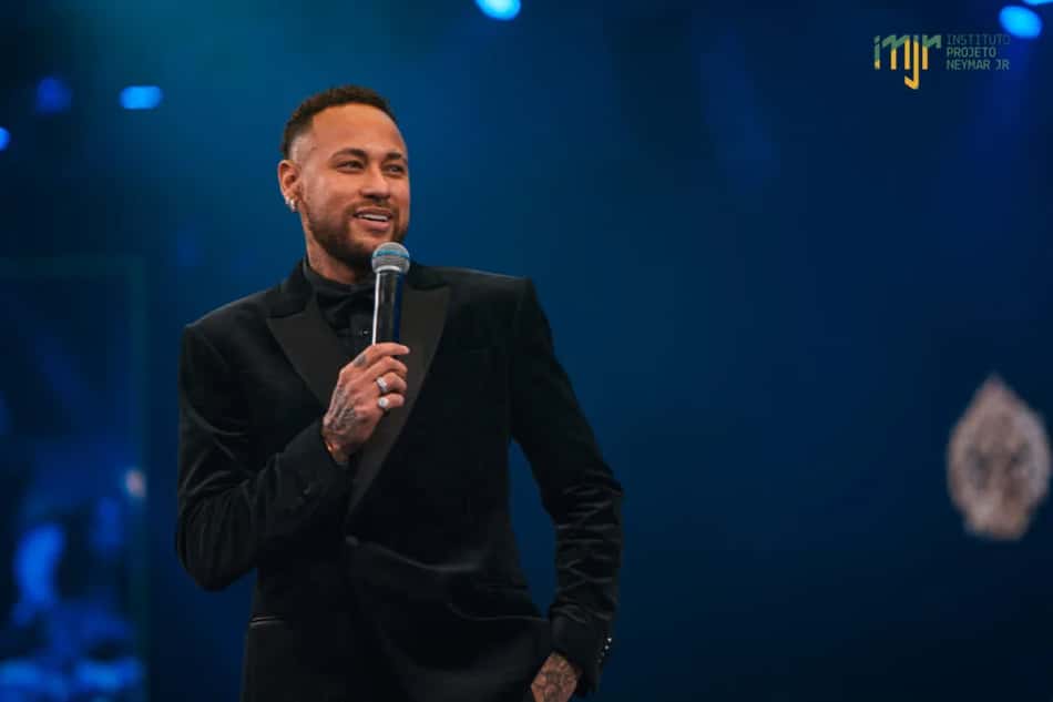 Neymar durante leilão do Institutto que carrega o seu nome, em 2025. (Foto: Divulgação/ Internet)