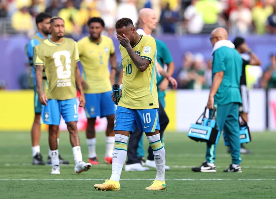 Neymar chora após derrota do Brasil na Copa do Mundo