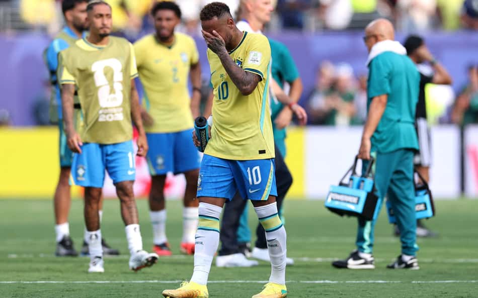 Neymar chora após derrota do Brasil para a Noruega na Copa do Mundo