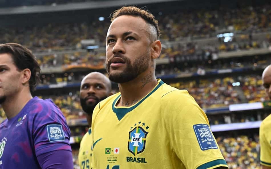 Neymar, de amarelo, ao lado de Ederson, de roxo, na entrada de campo acompanhado de Igor Thiago e Fabinho, camisa 17