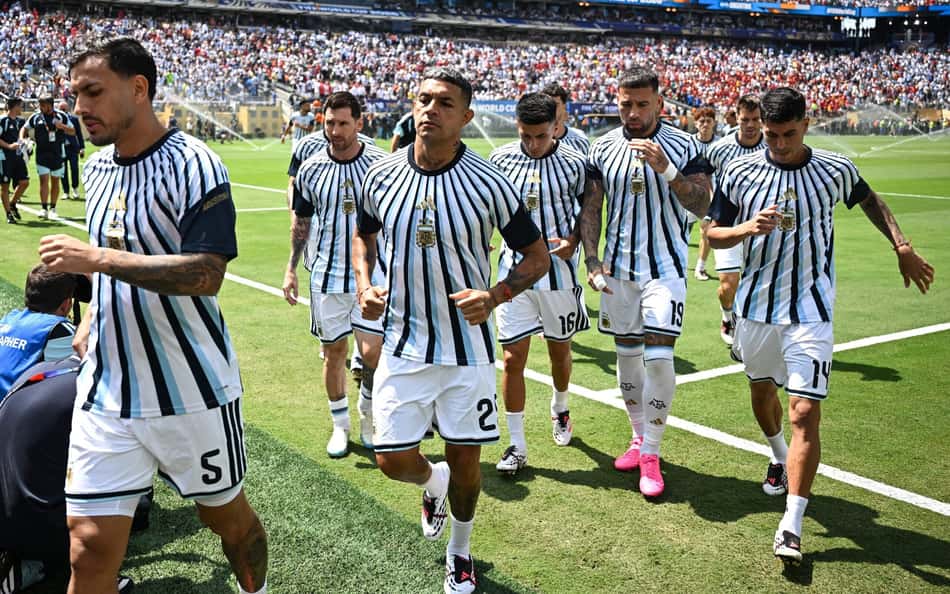 Jogadores da Argentina deixam o gramado antes da final da Copa do Mundo de 2026 contra a Espanha