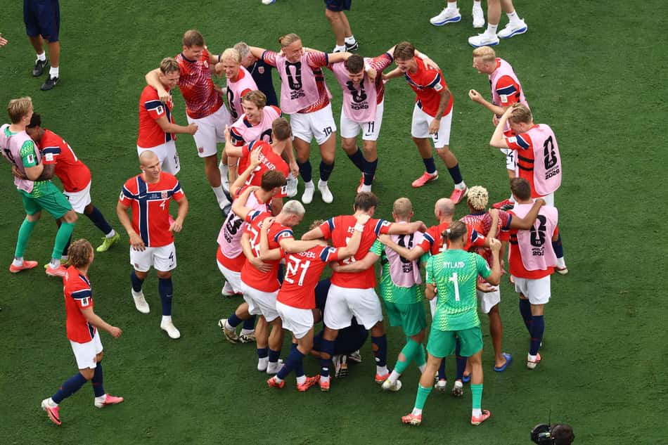 No gramado, jogadores da Noruega comemoram vitória sobre o Brasil nas oitavas de final
