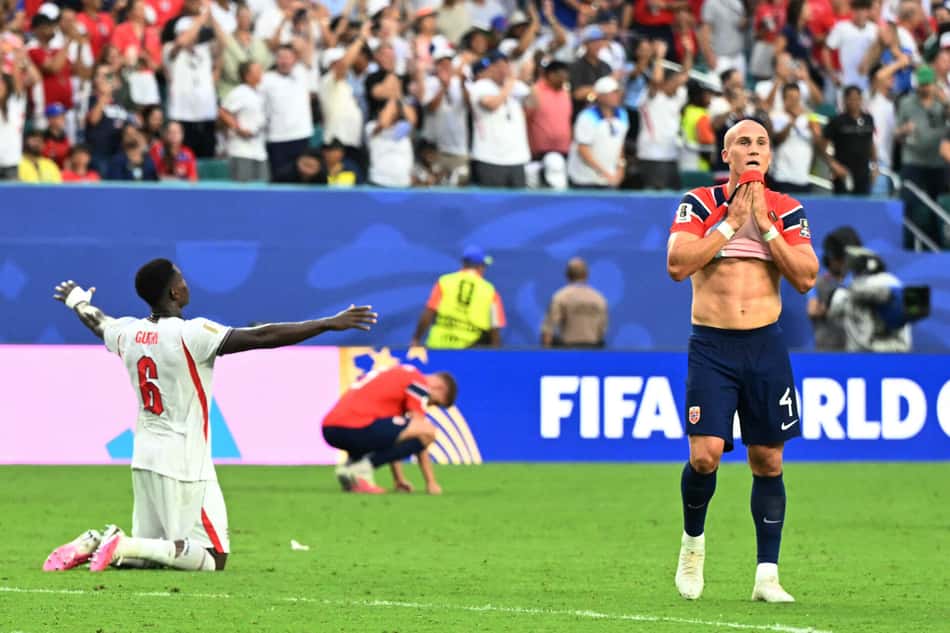 O zagueiro norueguês número 04, Leo Ostigard, reage após a derrota da Noruega para a Inglaterra nas quartas de final da Copa do Mundo de 2026, no Estádio de Miami
