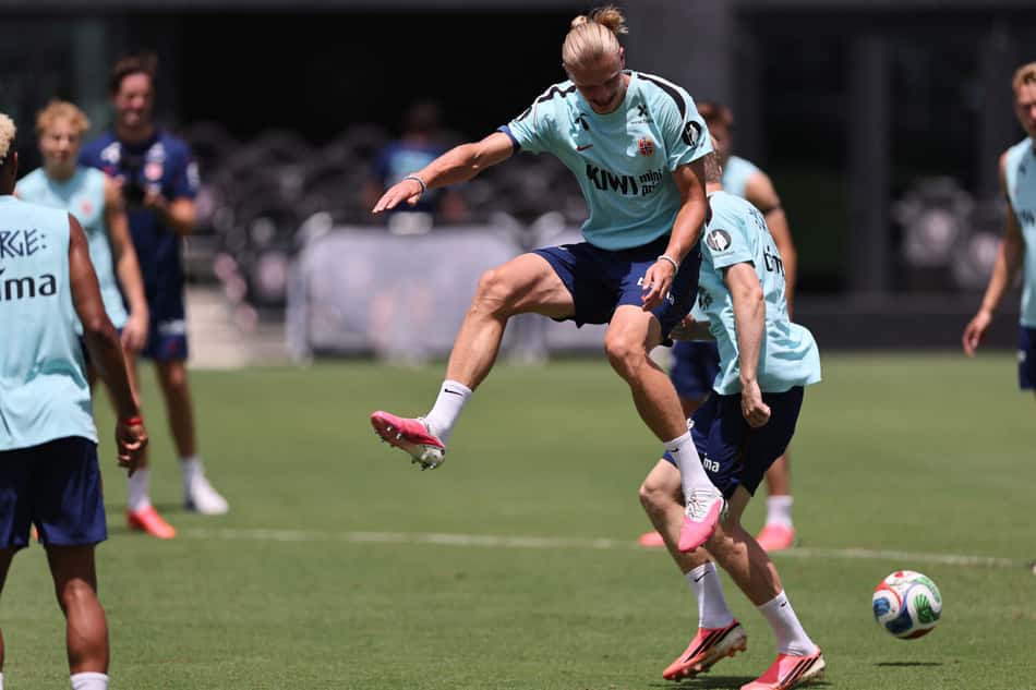 Erling Halland, da Noruega, treina em Miami antes da jogo de quartas de final da Copa do Mundo com a Inglaterrra 