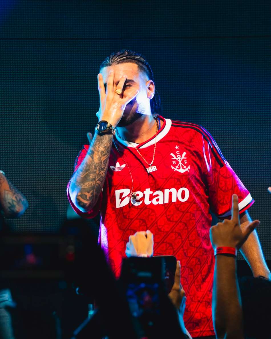 Cantor com a nova camisa três do Flamengo durante show