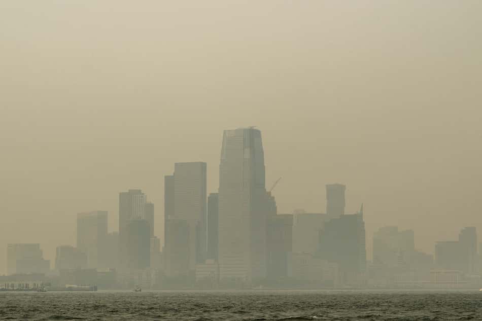 Cidade de Nova York está coberta por névoa densa provocada pela fumaça de incêndios florestais no Canadá 