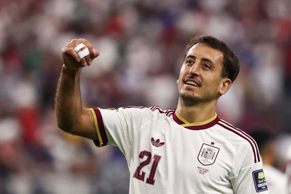 Oyarzabal comemora gol com braço erguido