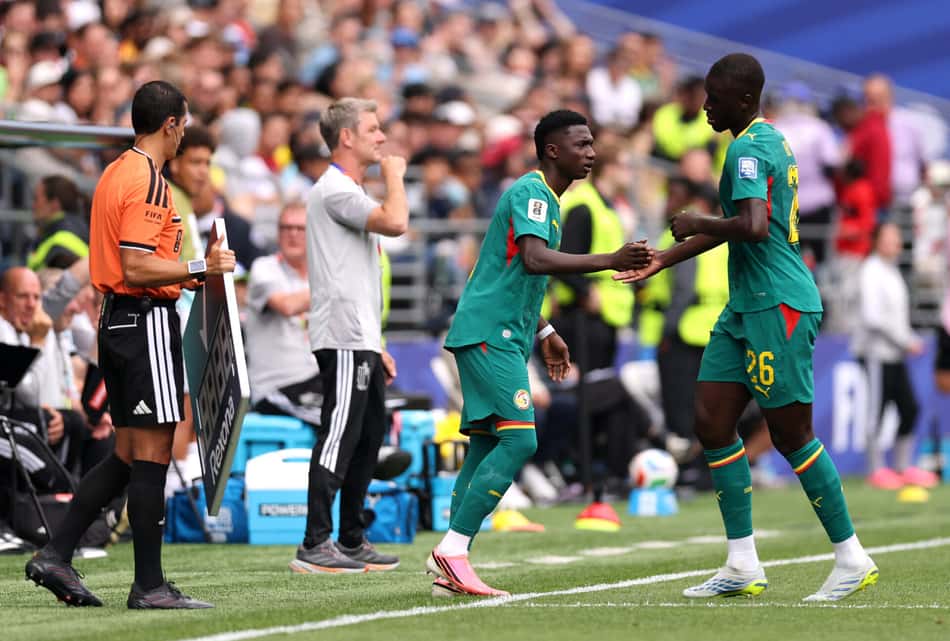 Pape Gueye (nº 26), do Senegal, é substituído por Lamine Camara (nº 8) durante a partida da fase de 32 avos de final da Copa do Mundo da FIFA 2026 entre Bélgica e Senegal.