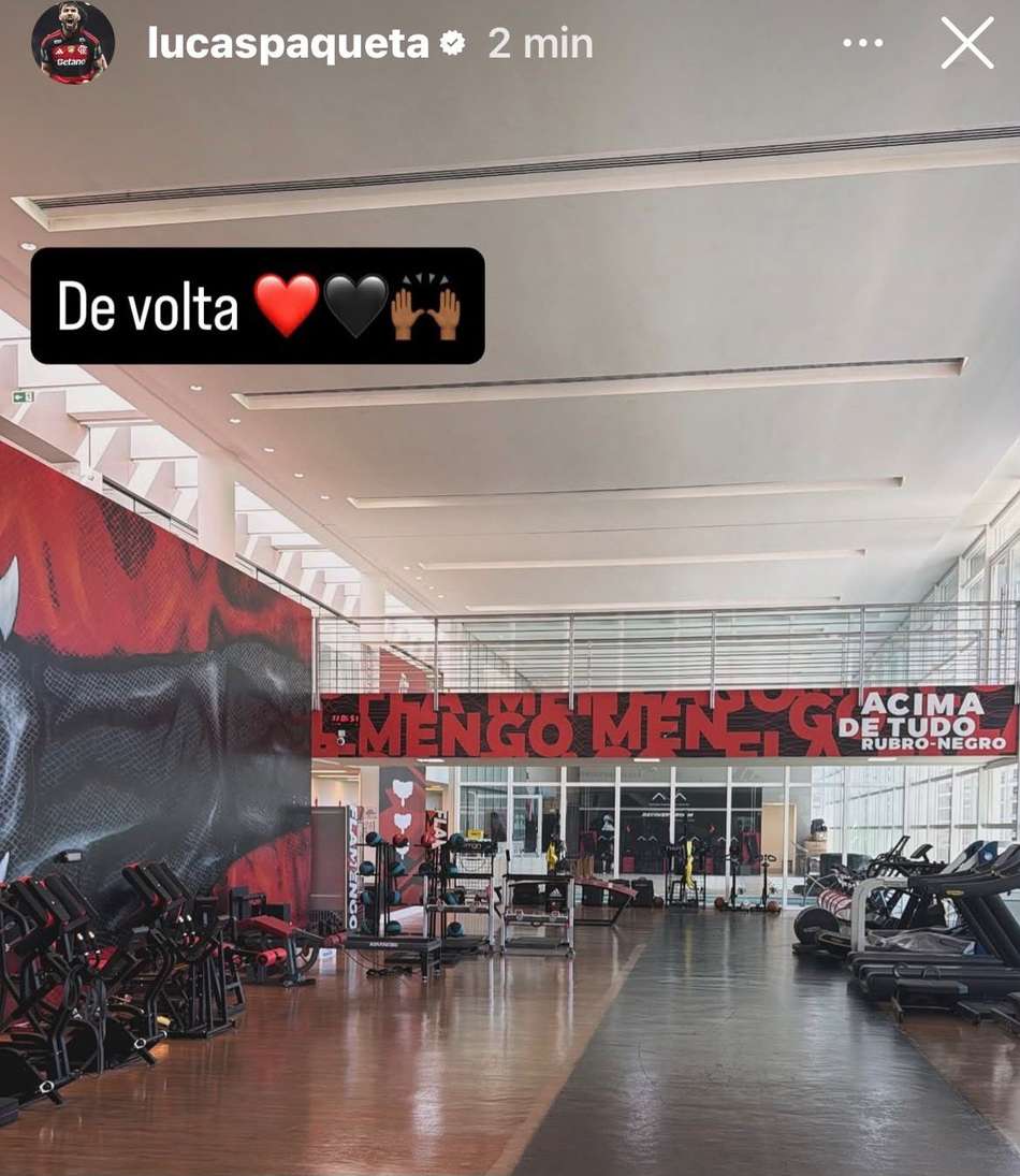 Foto compartilhada por Lucas Paquetá nos stories da academia do Flamengo. Esteiras e aparelhos de academia aparecem no espaço