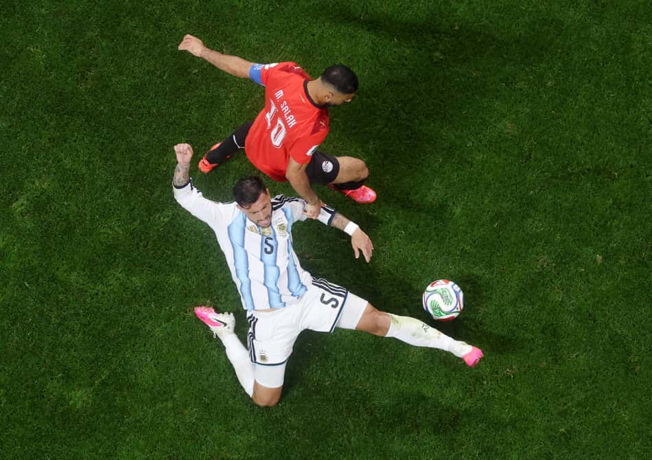 Leandro Paredes, camisa 5 da Argentina, e Mohamed Salah, camisa 10 do Egito, disputam a bola durante a partida das oitavas de final da Copa do Mundo Fifa entre Argentina e Egito