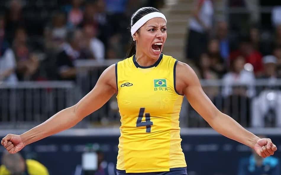 Paula Pequeno, camisa 4, vibra em ponto da Seleção Brasileira de vôlei