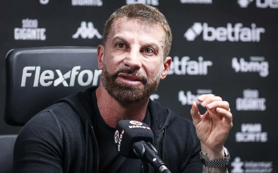 Pedrinho fala durante entrevista coletiva do Vasco