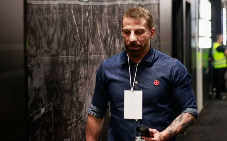 Pedrinho caminha pelos corredores de São Januário antes de partida do Vasco