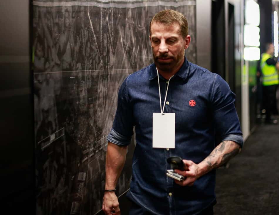 Pedrinho caminha pelos corredores de São Januário antes de partida do Vasco
