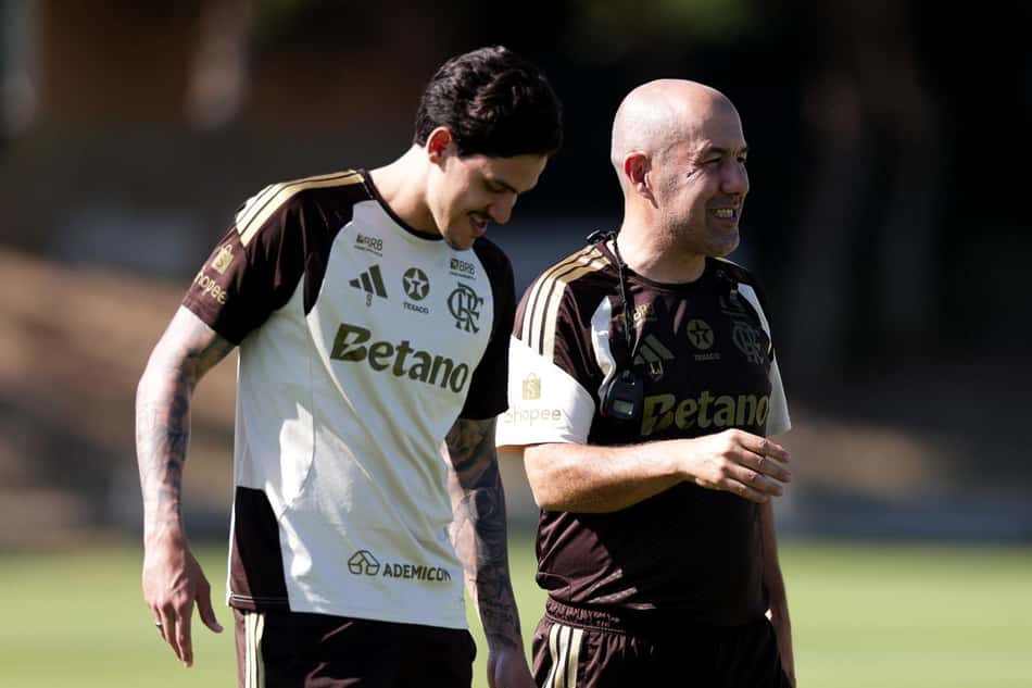Pedro ao lado de Leonardo Jardim durante treino do Flamengo em Portugal
