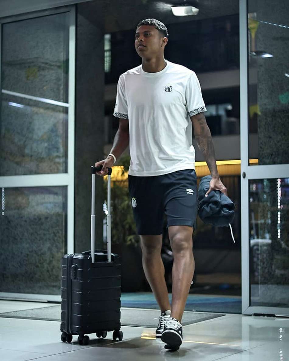 Pedro Assis em viagem para o Rio de Janeiro com o Sub-20 do Santos. (Foto: Reinaldo Campos/ Sanrtos FC)