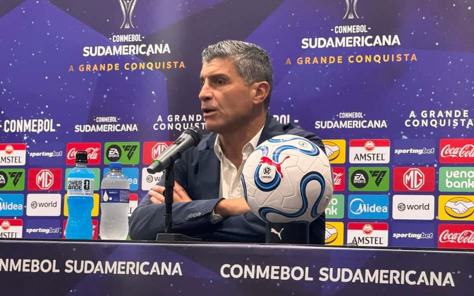 Pedro Emanuel durante coletiva do Vasco após a vitória sobre o Independite Medellín