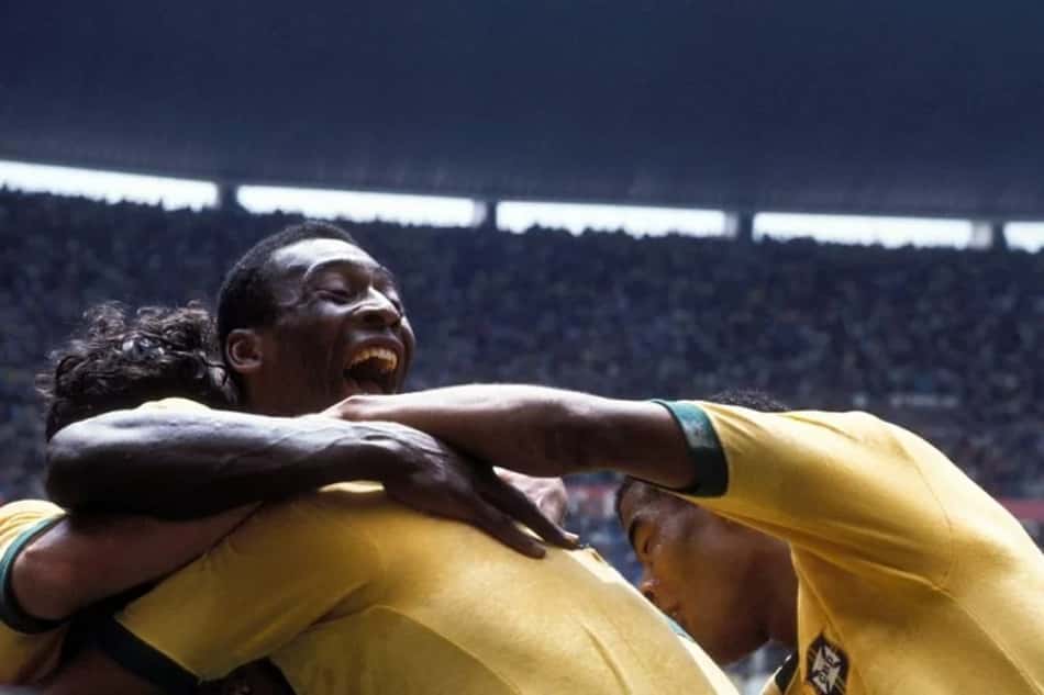 Pelé comemora título da Copa do Mundo de 1970 realizada no México