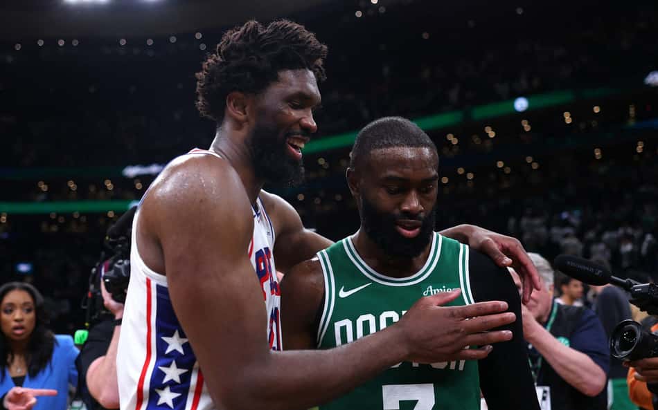 Joel Embiid e Jaylen Brown se cumprimentam entre Philadelphia 76ers e Boston Celtics na NBA (Foto: Maddie Meyer/Getty Images/AFP)